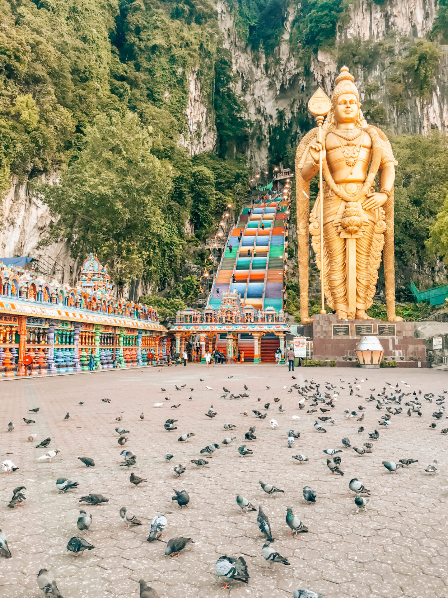 Les Batu Caves au lever du soleil, un indispensable à faire lors d'une visite à Kuala Lumpur