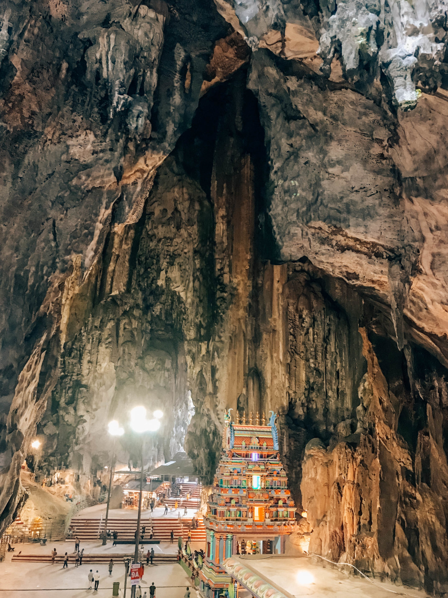 La grotte cathédrale des Batu Caves, et sa voûte impressionnante accueillant temple et tombeaux hindous