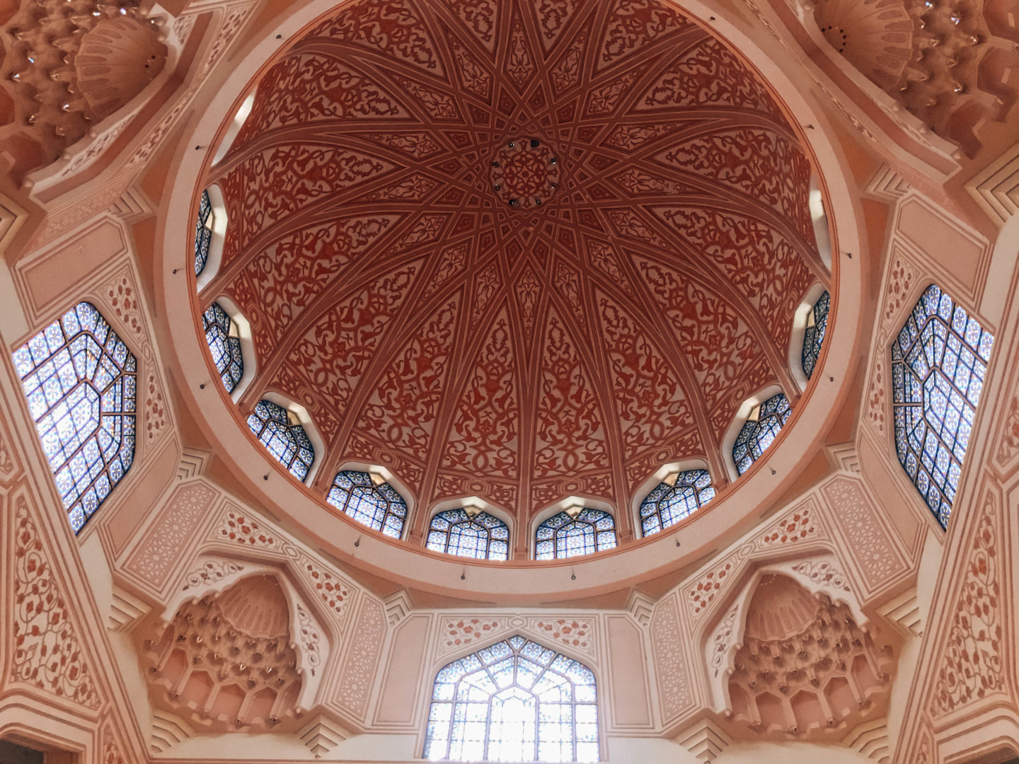 Coupole de la mosquée Putra, vue depuis l'intérieur