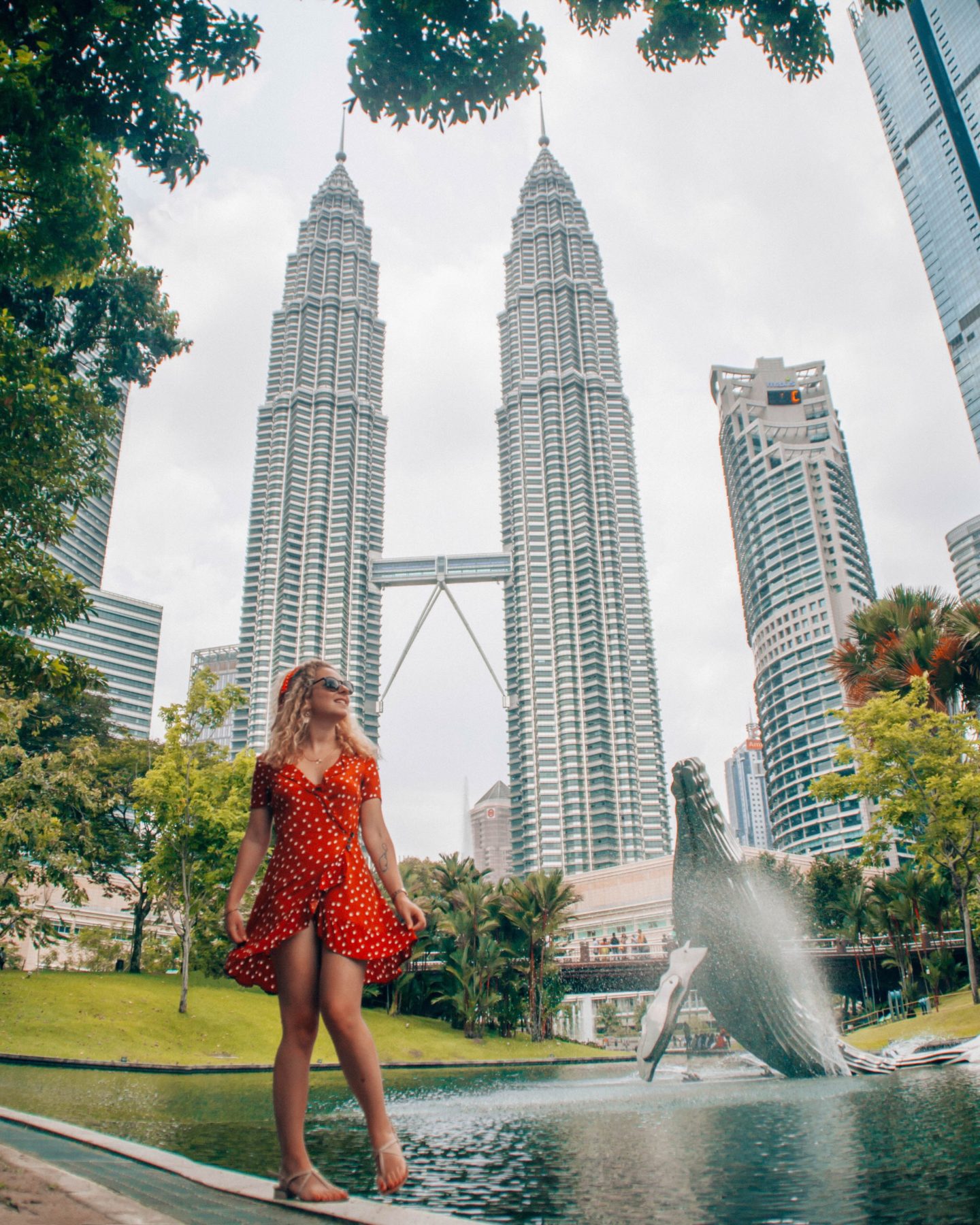 Vue sur les tours Petronas depuis le parc KLCC au centre de la capitale malaise