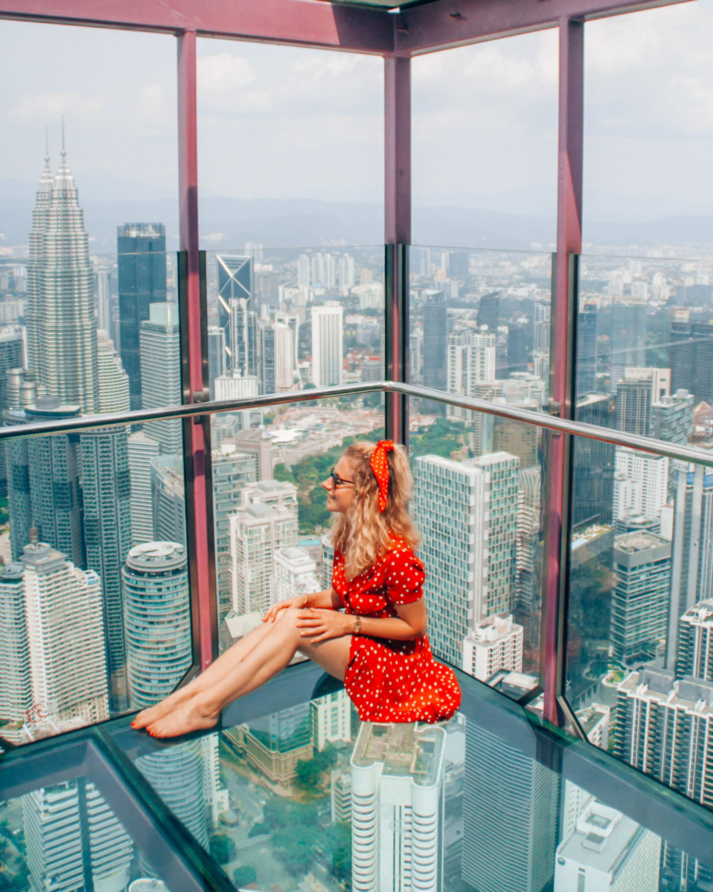Photo instagram en solo dans la Sky Box, cube en verre dans le vide en haut de la tour KL