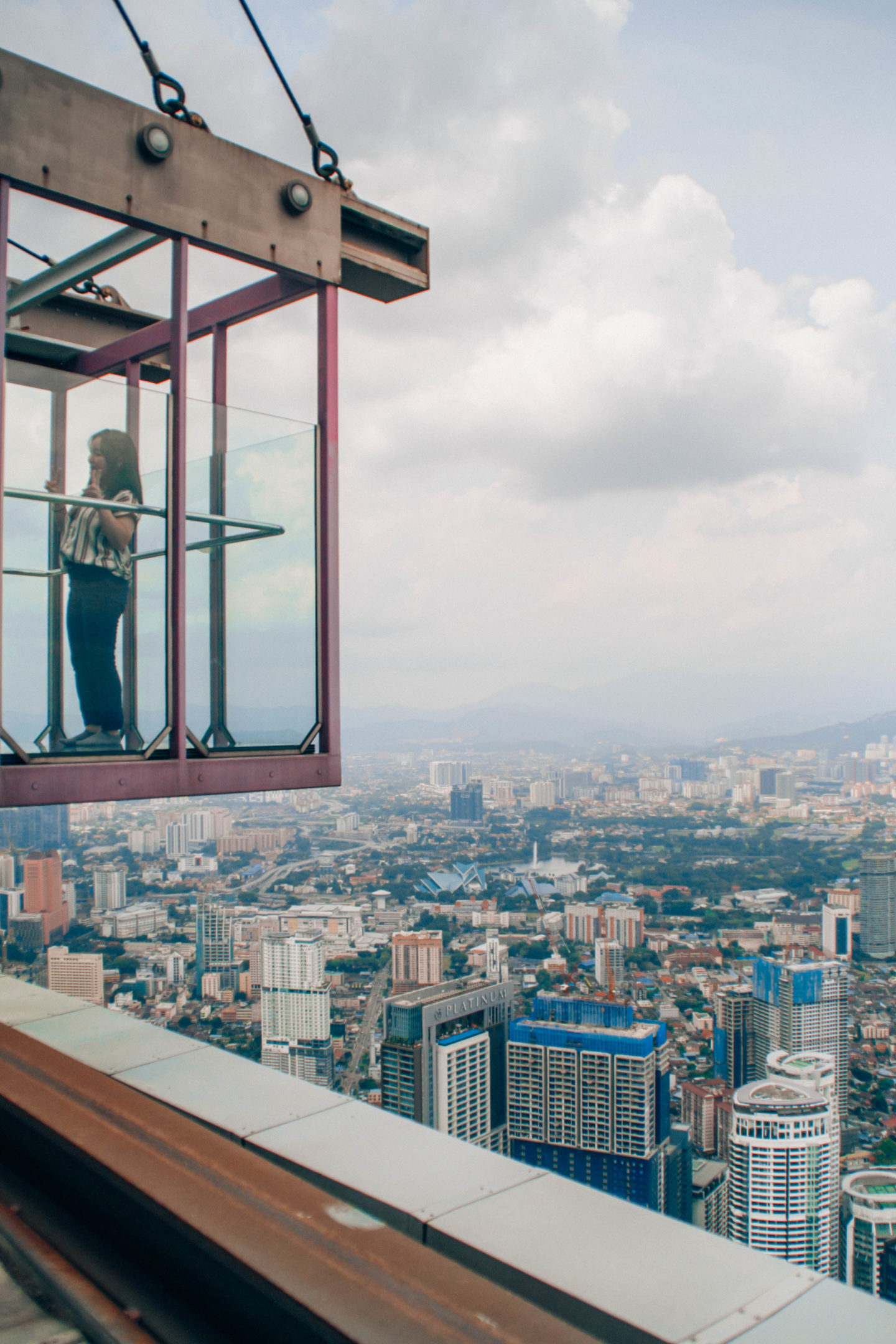 La Sky Box en haut de la tour KL, une cabine en verre qui s'étend dans le vide