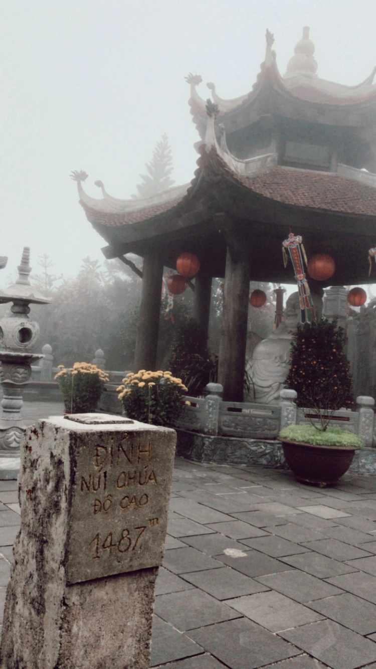 Temple bouddhiste en haut des Ba Na Hills dans la brume