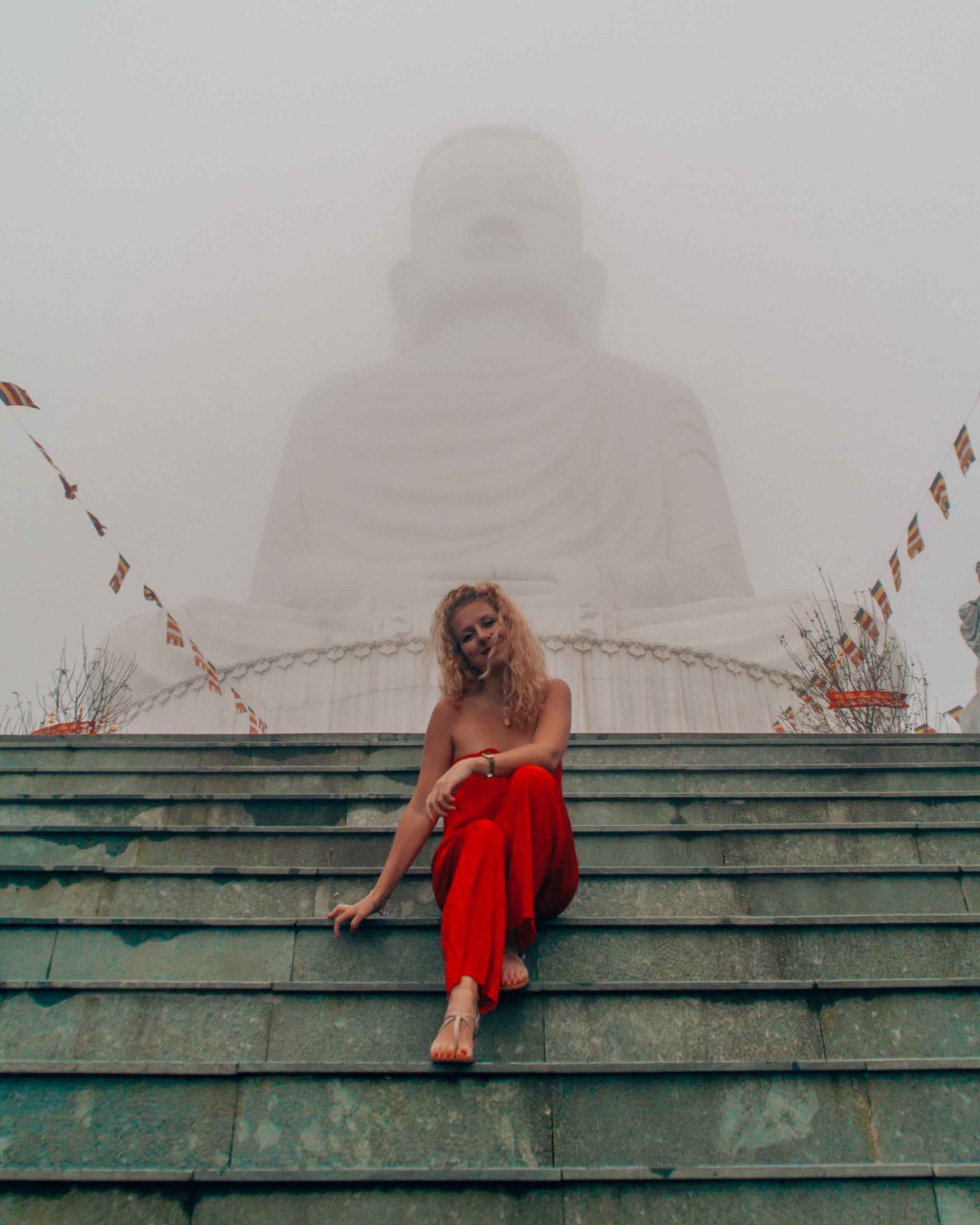 Bouddha assis dans la brume en haut des Ba Na Hills Sun World Da Nang