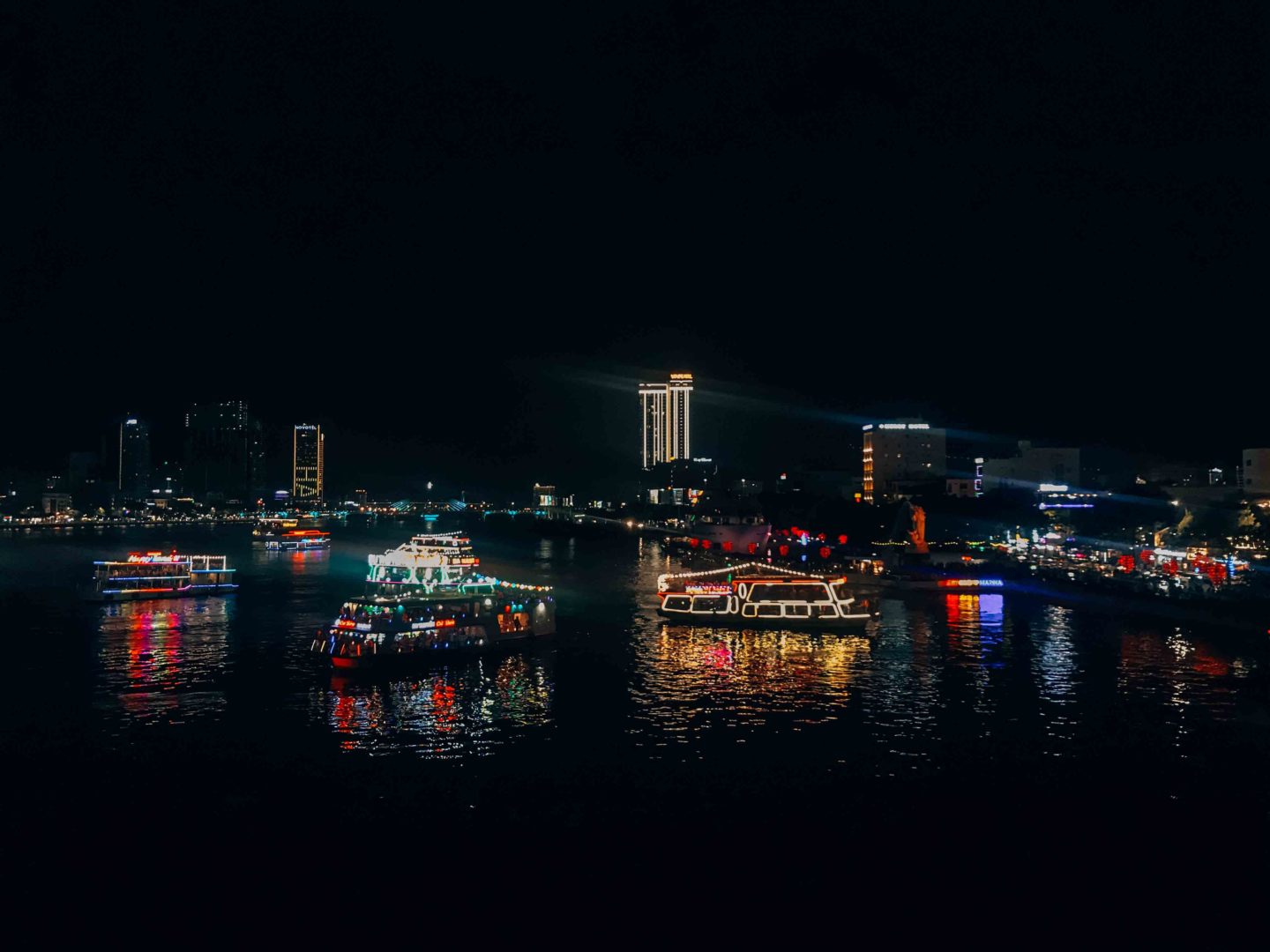 Vue sur Da Nang de nuit depuis le Dragon Bridge