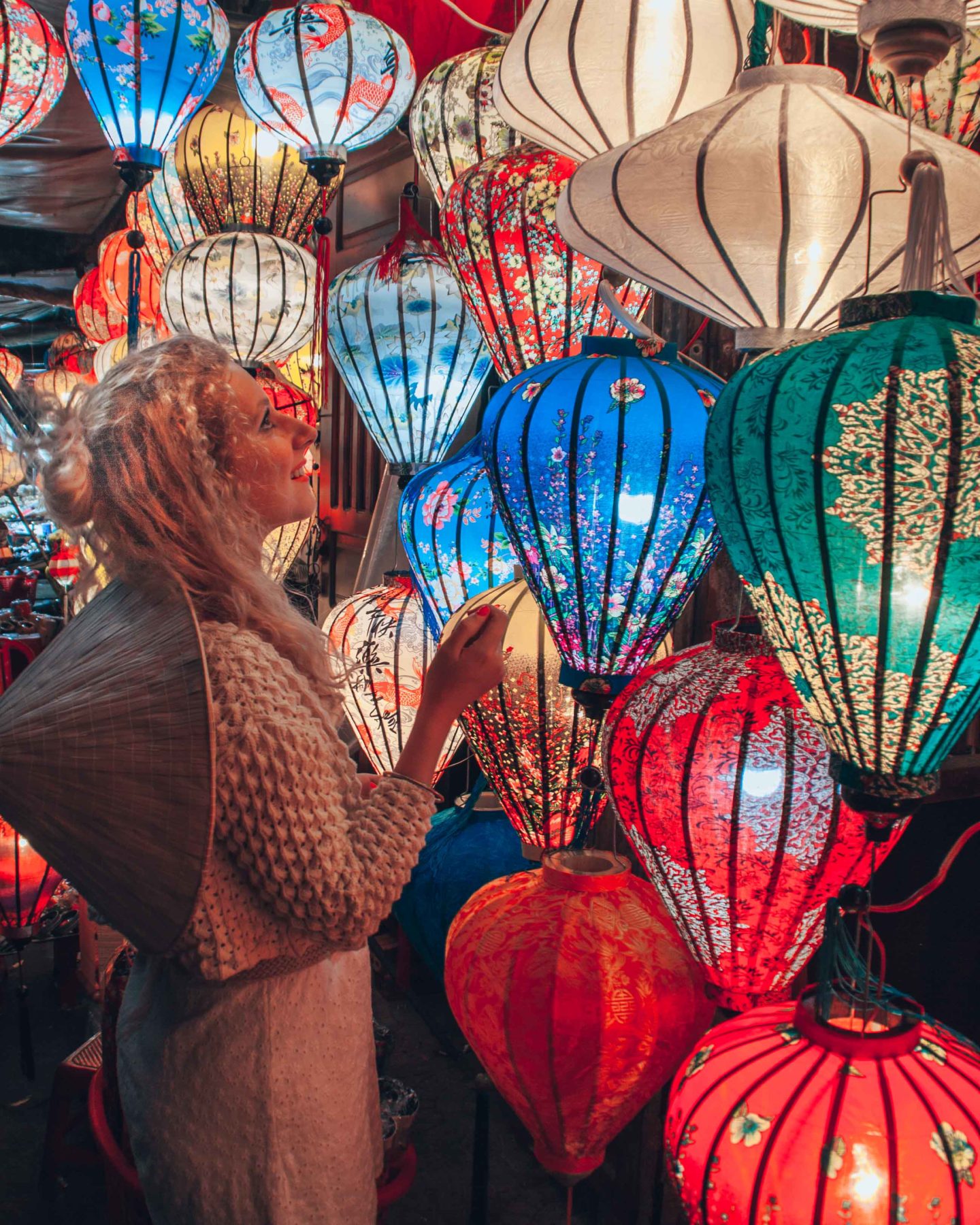 How to take pictures with the lanterns stalls by night in Hoi An